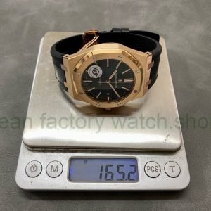 APS Factory “Counterweight” Audemars Piguet Royal Oak Selfwinding 41mm 15400 Rose Gold Rubber Strap Black Dial weighing 165.2g in a scale