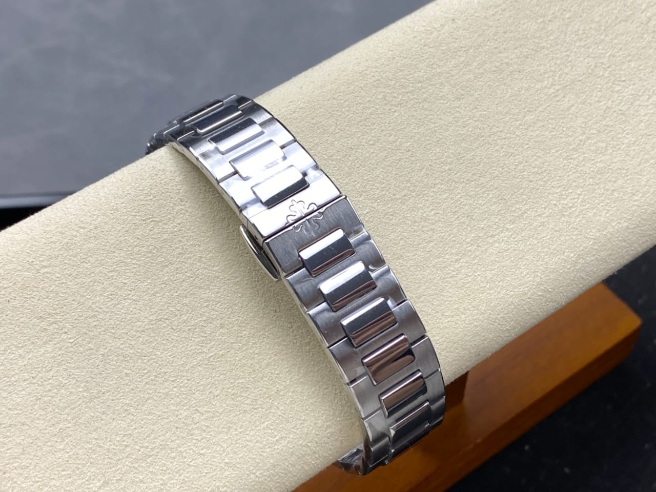 GR Factory Patek Philippe Emerald Nautilus 5711-112P-001 40.5mm Full Platinum Black Dial (3) GR Factory Patek Philippe Emerald Nautilus 5711-112P-001 40.5mm Full Platinum Black Dial (3)