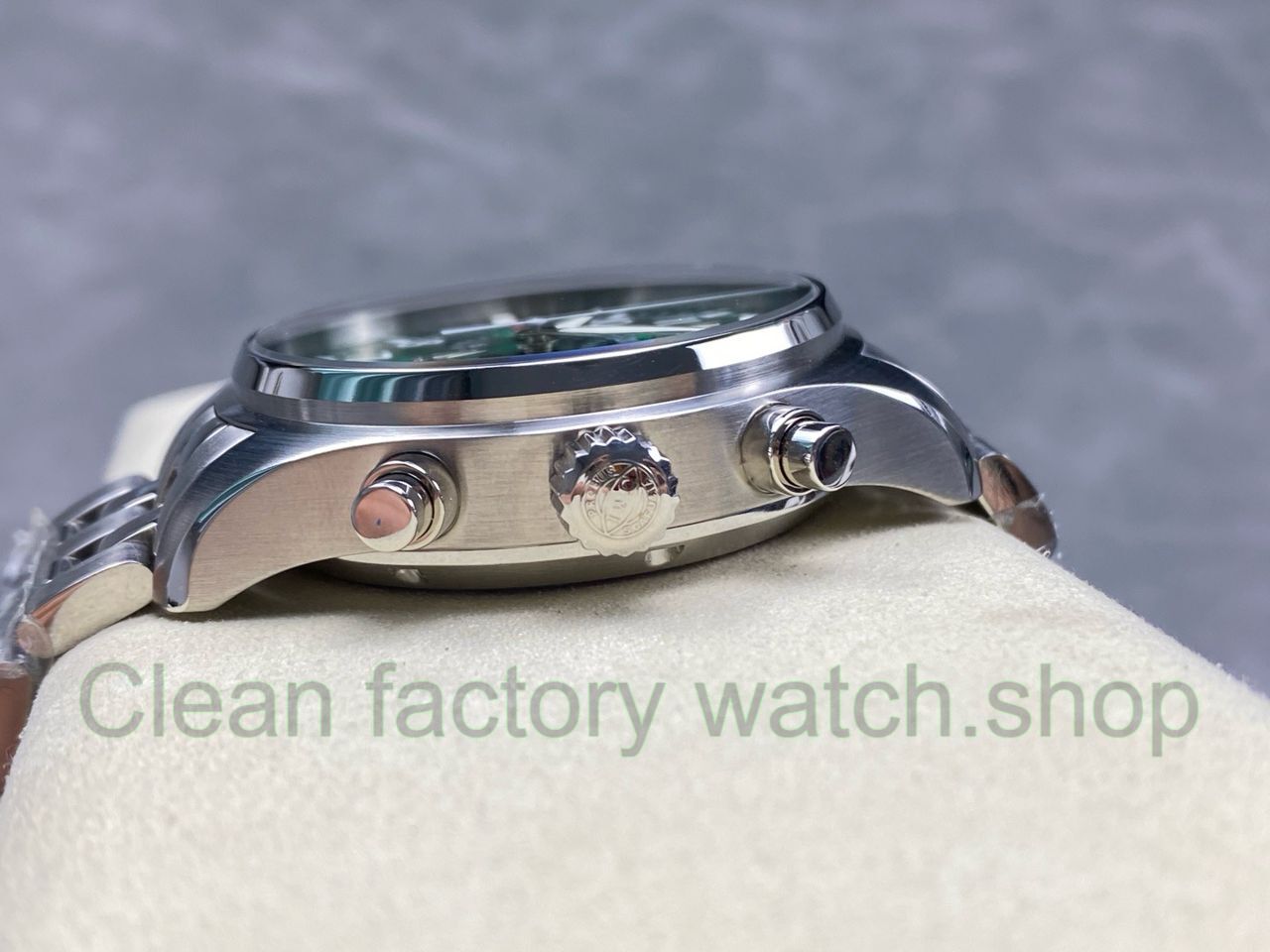 TW Factory IWC Pilot Chronograph IW377726 43mm Arabic Numerals Green Dial (1) TW Factory IWC Pilot Chronograph IW377726 43mm Arabic Numerals Green Dial (1)