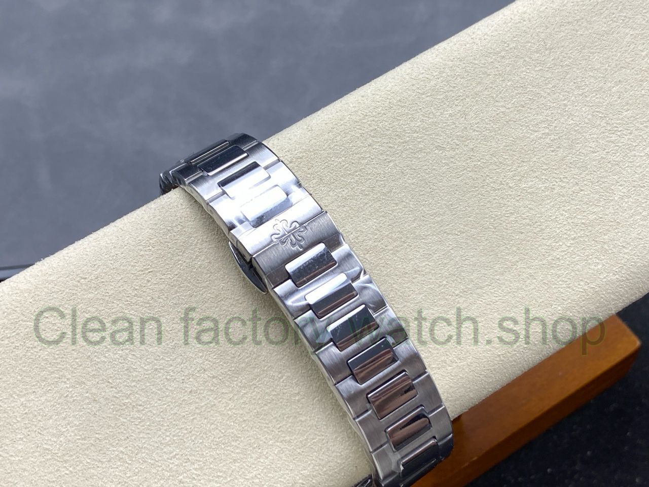 TW Factory Patek Philippe Nautilus 71181200A-010 Diamond Bezel White Dial (5) TW Factory Patek Philippe Nautilus 71181200A-010 Diamond Bezel White Dial (5)