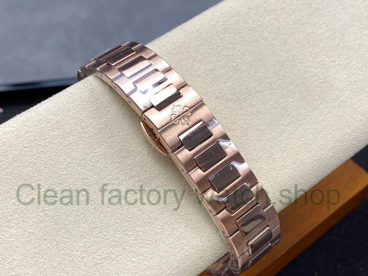 TW Factory Patek Philippe Nautilus 71181200R-010 Rose Gold Diamond Bezel Golden brown Dial (5) TW Factory Patek Philippe Nautilus 71181200R-010 Rose Gold Diamond Bezel Golden brown Dial (5)