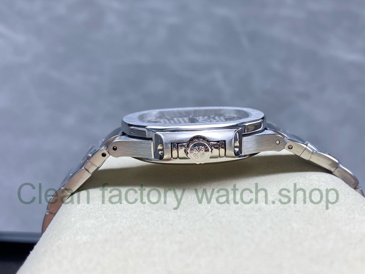 TW Factory Patek Philippe Nautilus 71181A-010 White Dial (2) TW Factory Patek Philippe Nautilus 71181A-010 White Dial (2)