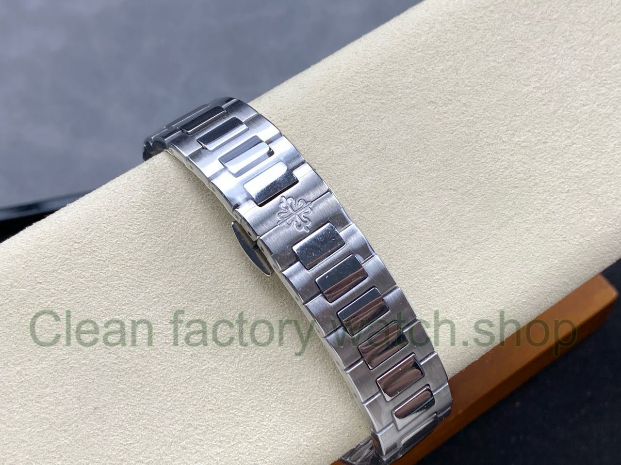 TW Factory Patek Philippe Nautilus 71181A-010 White Dial (3) TW Factory Patek Philippe Nautilus 71181A-010 White Dial (3)