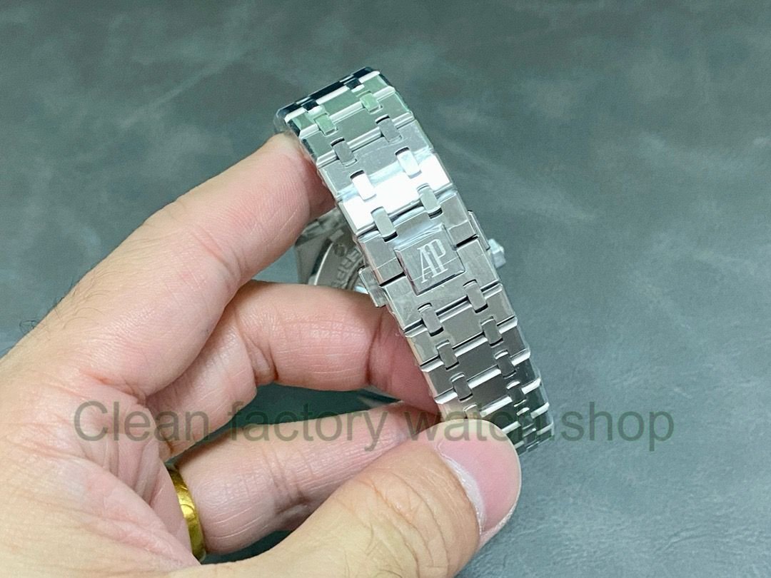 Audemars Piguet Royal Oak Perpetual Calendar Modified And Customized Moissanite Bezel Red Dial (1) Audemars Piguet Royal Oak Perpetual Calendar Modified And Customized Moissanite Bezel Red Dial (1)