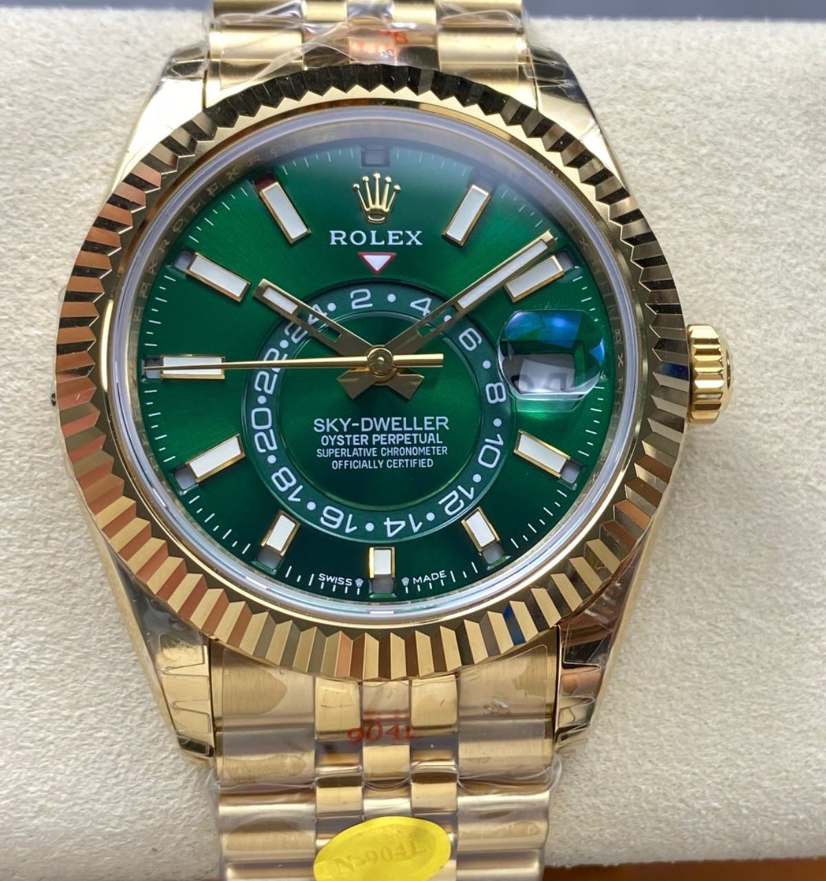 Noob Factory Rolex Sky-Dweller 336938-0008 42mm Yellow Gold Green Dial 1 Noob Factory Rolex Sky Dweller 336938 0008 42mm Yellow Gold Green Dial 1 Clean Factory Watch