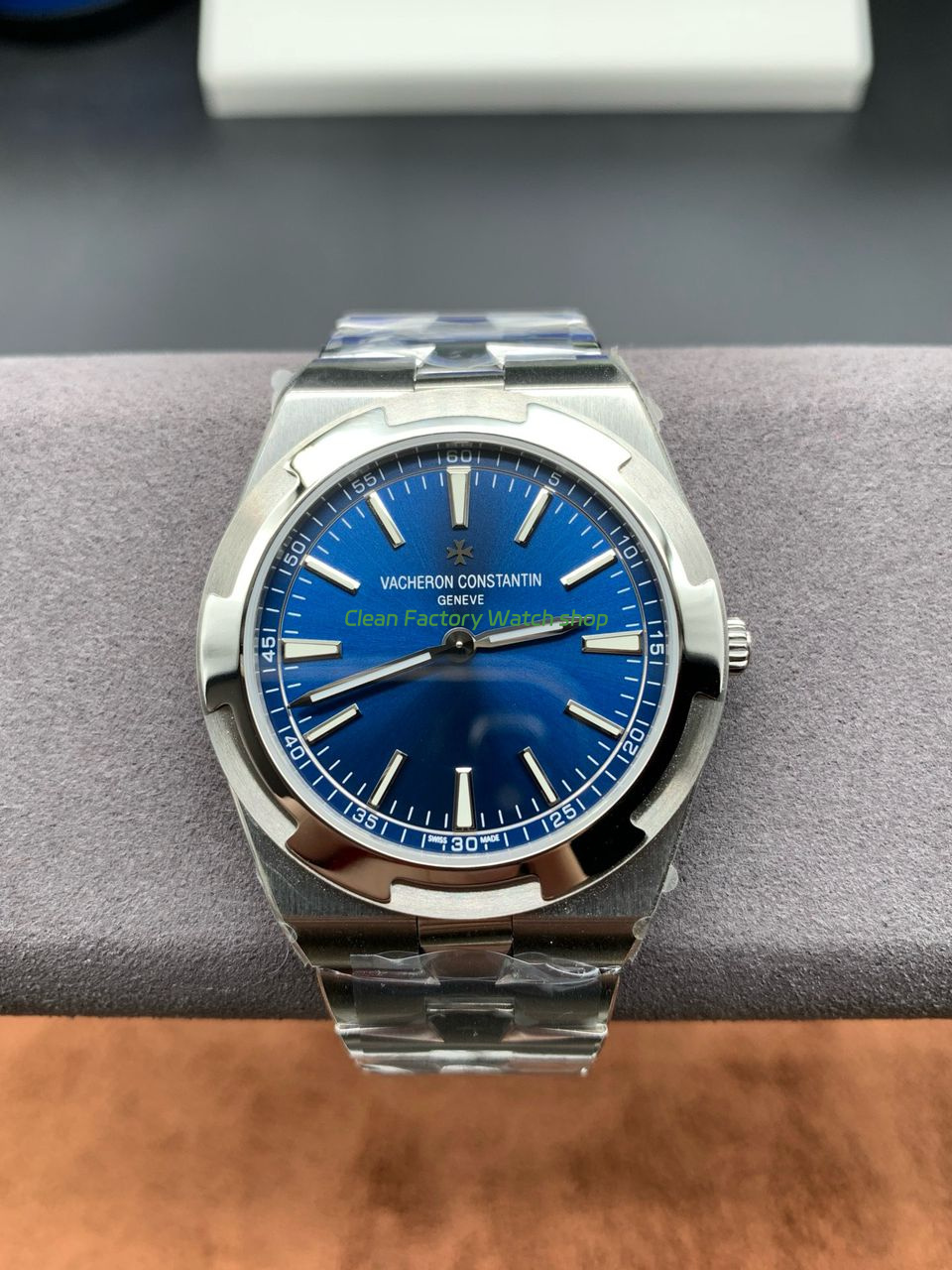 8F Factory Vacheron Constantin Overseas 2000V 40mm Full White Gold Blue Dial 4 Clean Factory Watch
